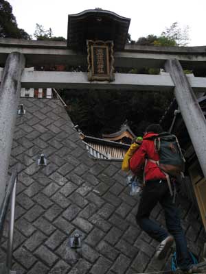 滋賀県琵琶湖の沖島中心集落外れにある「山神神社」の急な石段を登る島会参加者