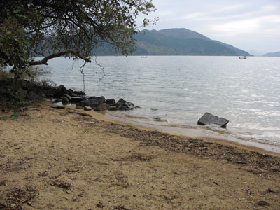 滋賀県琵琶湖の沖島南岸にある沖島小学校付近の「学校水泳場」の砂浜