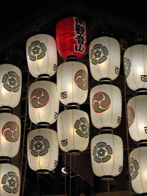 京都・祇園祭の山鉾の1つ「南観音山」における宵山の提灯あかり