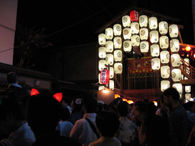 京都・祇園祭の山鉾「南観音山」における宵山の提灯あかりと「あばれ観音」を待つ群衆