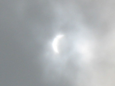 2009年7月23日11時5分過ぎに京都・賀茂川（鴨川）河岸の雲間に現れた半月状の日食太陽