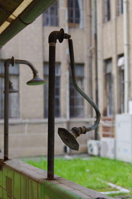 廃校となって久しい京都・立誠小学校の中庭に佇む、朽ち折れた雨浴器