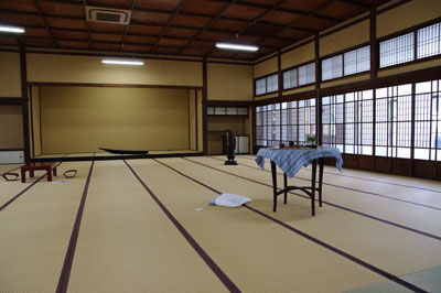 京都市立芸大漆工科の「きょうげいうるしてん」が開かれた、京都・元立誠小学校最上階にある和室大広間「自彊室」