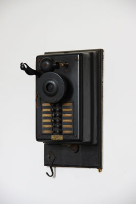 京都市立芸大漆工科の「きょうげいうるしてん」が開かれた、京都・元立誠小学校の自彊室壁裏に付けられた古い内線電話機
