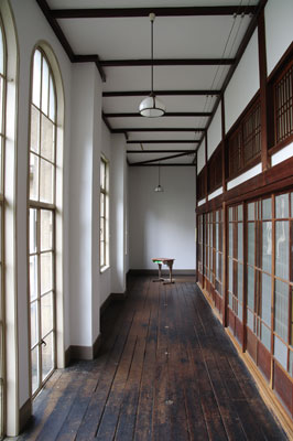 京都市立芸大漆工科の「きょうげいうるしてん」が開かれた、京都・元立誠小学校の自彊室周囲の廊下