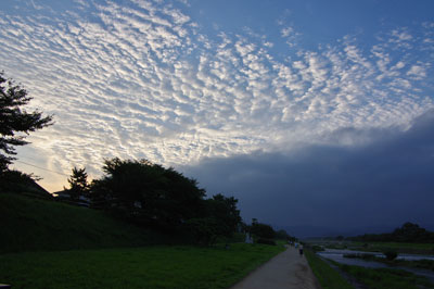 賀茂川（鴨川）河畔の夕景と梅雨の鱗雲