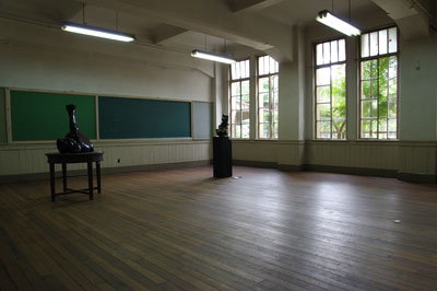 京都市立芸大漆工科の「きょうげいうるしてん」が開かれた、京都・元立誠小学校の教室と展示作品