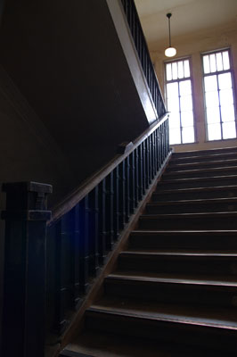 京都市立芸大漆工科の「きょうげいうるしてん」が開かれた、京都・元立誠小学校の洋館風の階段室