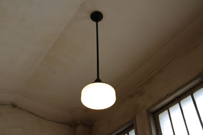 京都市立芸大漆工科の「きょうげいうるしてん」が開かれた、京都・元立誠小学校の階段室天井から吊り下がる古い硝子電灯