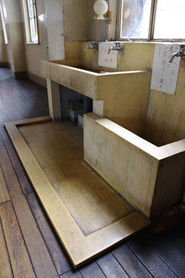 京都市立芸大漆工科の「きょうげいうるしてん」が開かれた、京都・元立誠小学校の廊下にあった人研ぎ仕上げの手洗場