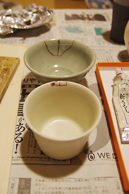 割れや欠けを透漆で接着した陶器