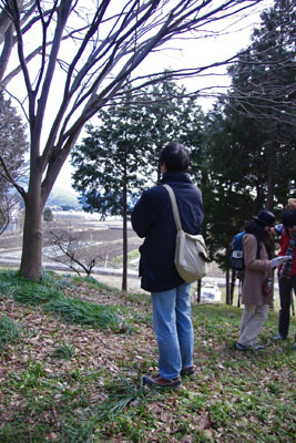 奈良盆地東南・纏向遺跡「矢塚古墳」の墳丘上にあるとされる埋葬部材の石板を探す平会参加者