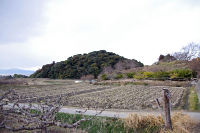 谷地を越えた北方の山麓に現れた、奈良盆地東・柳本古墳群の「行燈山古墳」