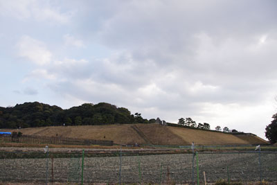 前方部の森の手前に長大な土壇の周濠堤がはだかる、奈良盆地東・柳本古墳群の「行燈山古墳」
