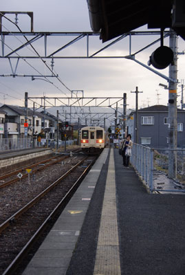 奈良盆地東・天理市JR柳本駅に入線する奈良行き列車