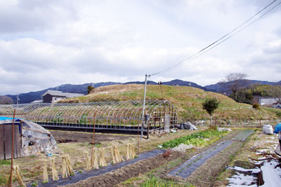 奈良盆地東南・箸墓古墳の東にある畑中に階段状のホケノ山古墳