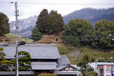 奈良盆地東南・纒向遺跡近くの集落裏の山肌に露出する珠城山古墳の石室