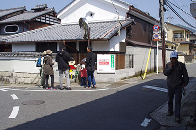 京都市街北郊「岩倉」の中心地と村松街道の丁字路で道標を見学する峠会一行