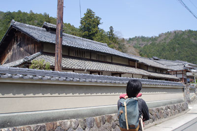 京都市街北郊の静原集落下部（南部）を東西に貫く旧道沿いに残る豪壮な古民家