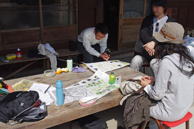 京都市街北郊の静原集落にある建築家・森田一弥氏の自宅前の床几で昼食休憩をとる峠会参加者
