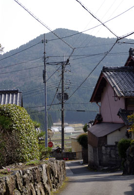 京都市街北郊の静原集落の屋並の間から見えた、鋭角的な姿の「箕ノ裏ヶ岳」