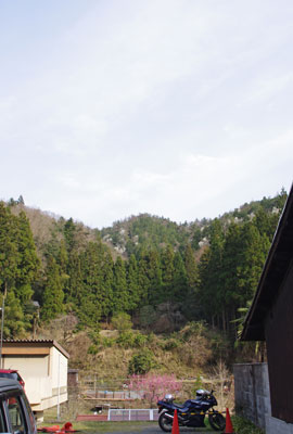 京都市街北郊の鞍馬街道から見た、薬王坂が通る山と峠部分の鞍部