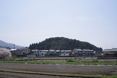 京都市街北郊・岩倉地区の旧集落域只中に島のように浮かぶ「小倉山城址」