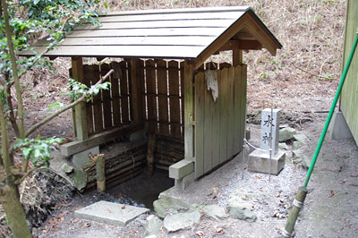 京都市東部山中にある幻の古代大寺「如意寺」の「赤龍社」の池跡とみられる雨神社の水源
