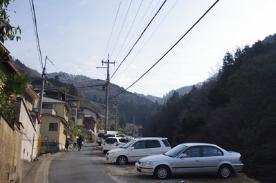 京都市街東端から見た鹿ケ谷と「如意越」古道を踏襲したとみられる急坂の道