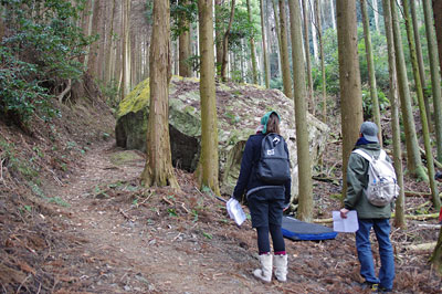 京都市東部・鹿ケ谷奥の山中にあるの巨石
