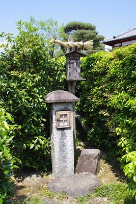 京都市街東北・岩倉中集落の古道丁字路に残る愛宕灯籠