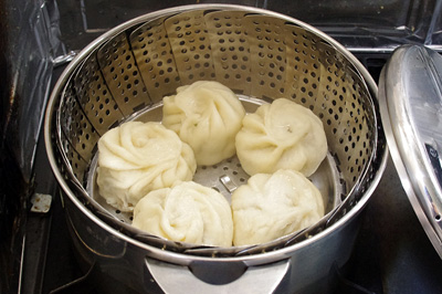 蒸し器の中で出来上がった、麺会講師の蒙古系中国人Sさんの手による「包子（小肉饅）」