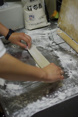 塗会終了後の蕎麦会で、蕎麦切り前の折り作業を行う手打ち蕎麦初体験の西陣在住英国人Gさん