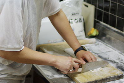 京都の町家炊事場で手打蕎麦づくりの「蕎麦切り」に初挑戦する英人女子