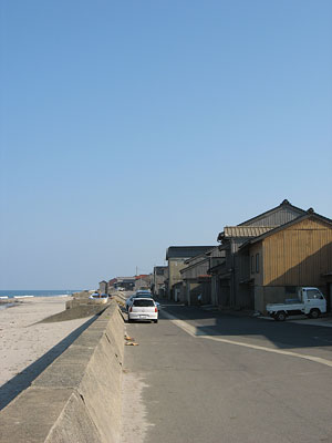 鳥取県東伯郡琴浦町八橋の浜と道路と木造家屋。2007年11月25日撮影