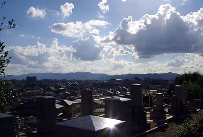 硬石も砕かんばかりの猛暑の陽射しと夏の空。京都市街東部にて撮影