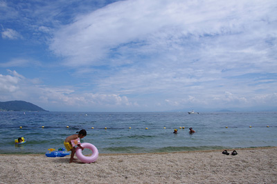 午前11時頃、蒸暑い曇り空から晴れ間も見え始めた、滋賀県琵琶湖西岸の近江舞子雄松浜と琵琶湖