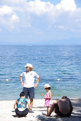 晴れ間に恵まれた湖会当日の琵琶湖湖岸（雄松崎）と湖会参加者