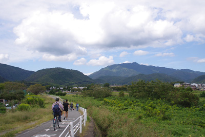 京都市西京区嵐山の桂川西岸より見た亀山と愛宕山