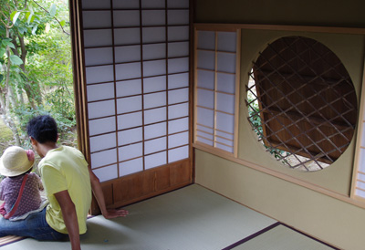 京都市北区上賀茂の旧家の離れ住居の窓辺に座る友人親子と趣ある室内や庭