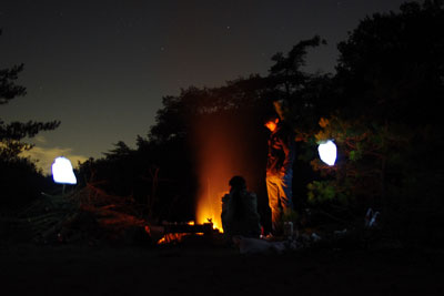 滋賀県湖南アルプス太神山中の野営地で実験した簡易LED行燈（中空に吊り下げられた2つの白色光。低速露光及び高感度撮影）