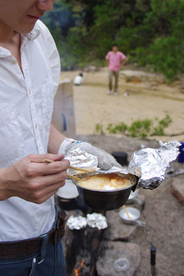 滋賀県南部・太神（田上）山地・湖南アルプスの野営地で中国人留学生が作った卵トマト麺（西紅柿鶏蛋麺）