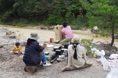 滋賀県南部・太神（田上）山地・湖南アルプスの野営地での焚火昼食や段ボールスモークの準備