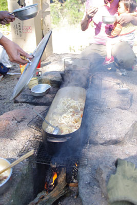 滋賀県南部・太神（田上）山地・湖南アルプスの野営地焚火竃での、ポワソニエール鍋を利用したうどん鍋作り