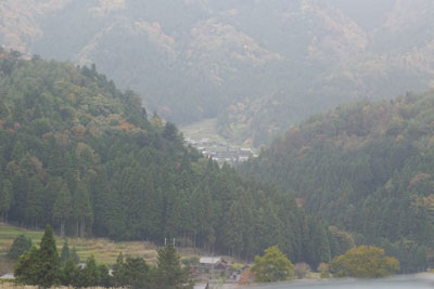滋賀県北西・JR高島駅からのバス車窓から見えた、朧げな空気に包まれた比良山塊西部支脈中に覗く「畑」集落