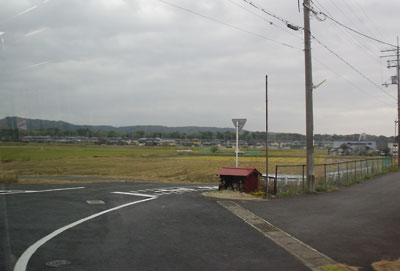 滋賀県北西・JR高島駅から武奈ヶ岳登山の始点「畑集落」へ向かう途中の江若バス車窓から見た、安曇川平野上空の重い空