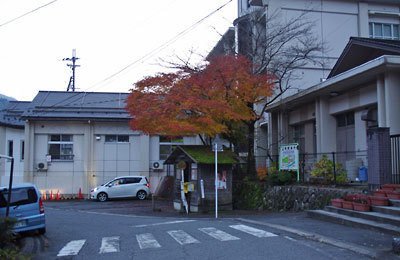 日暮れに灯る紅葉に飾られた、滋賀県葛川の集落にある京都行バスの停留小屋
