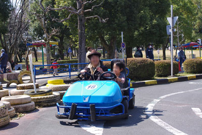 園内に御土居掘遺構が残る、京都市街北部・大宮交通公園のゴーカートを運転する平会参加者のT君