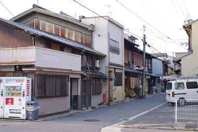 京都市街南部の京都市バス停留所「御土居」付近の、御土居跡に建ち並ぶ町家群