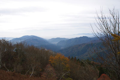 滋賀県西部・比良山脈南部の権現山山頂からみた、比叡山や京都市北部の山々と大原や京都盆地
